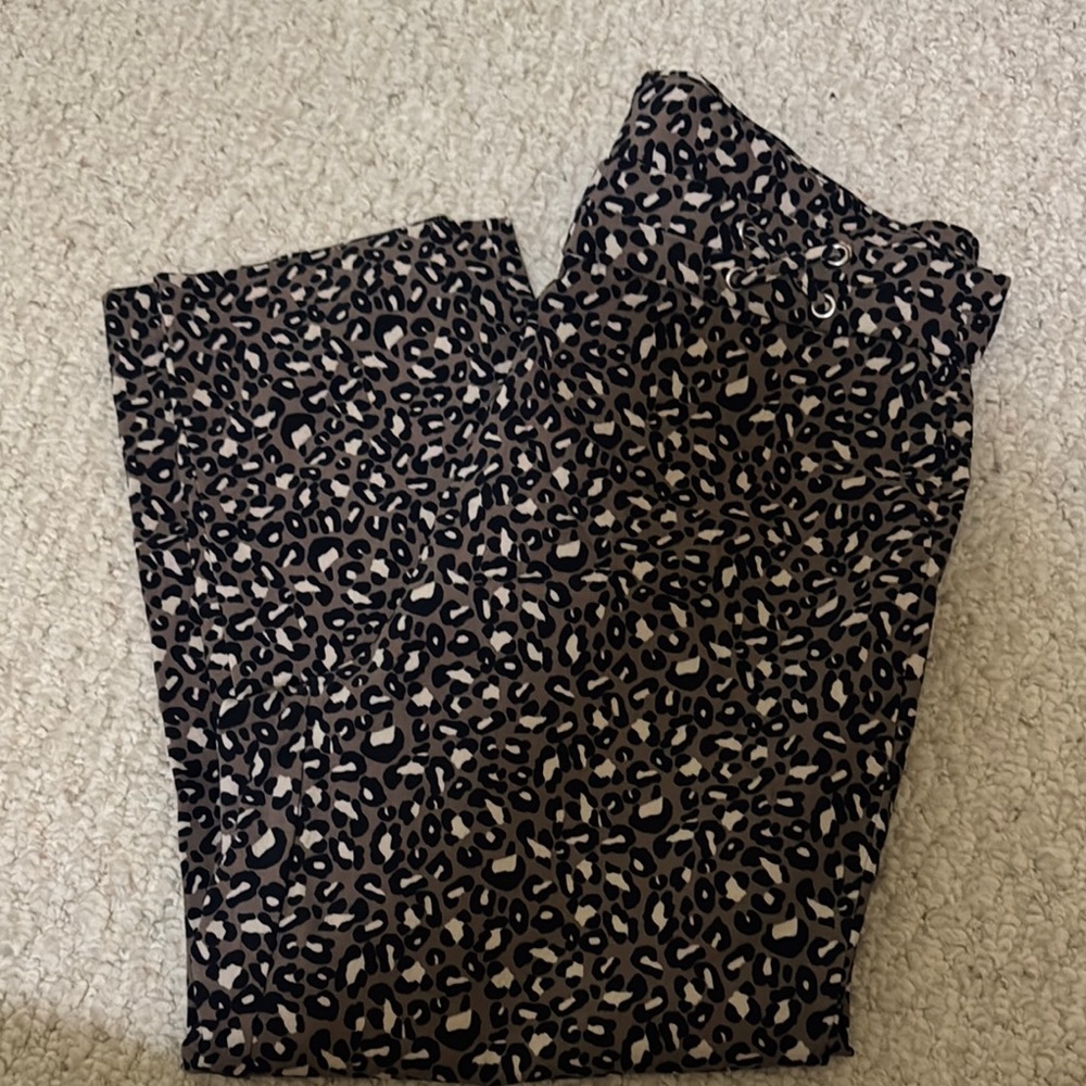 Cropped Pant leopard print size 14
